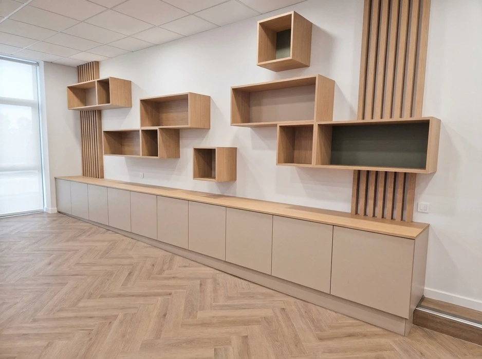 Mobilier de bureau contemporain sur mesure : crédence basse laquée taupe mat avec plateau en chêne naturel, longueur mural
