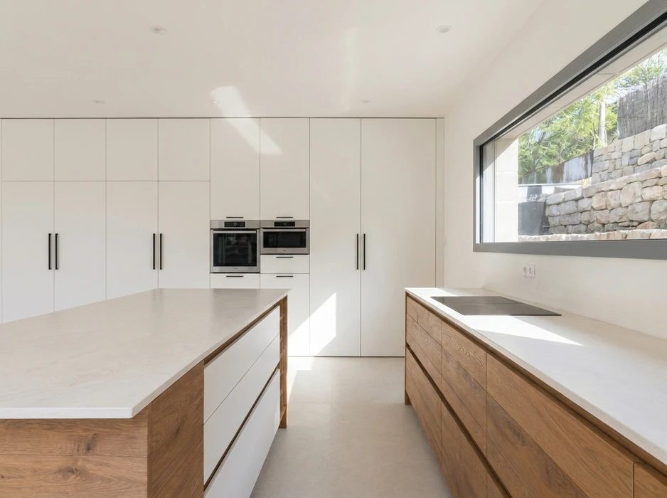 Cuisine moderne minimaliste, deux îlots en bois naturel avec plans de travail en quartz blanc