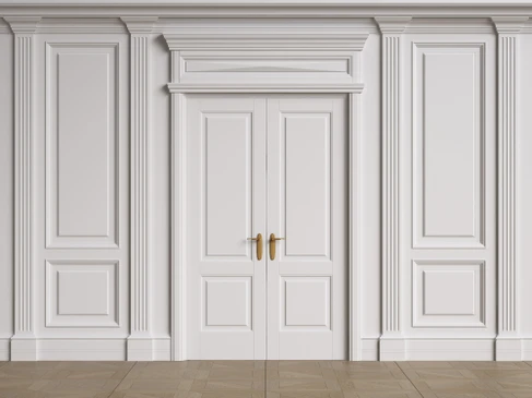 Intérieur résidentiel élégant avec double porte centrale blanche à panneaux surélevés et poignées dorées, encadrée de colonnes cannelées et couronnement décoratif