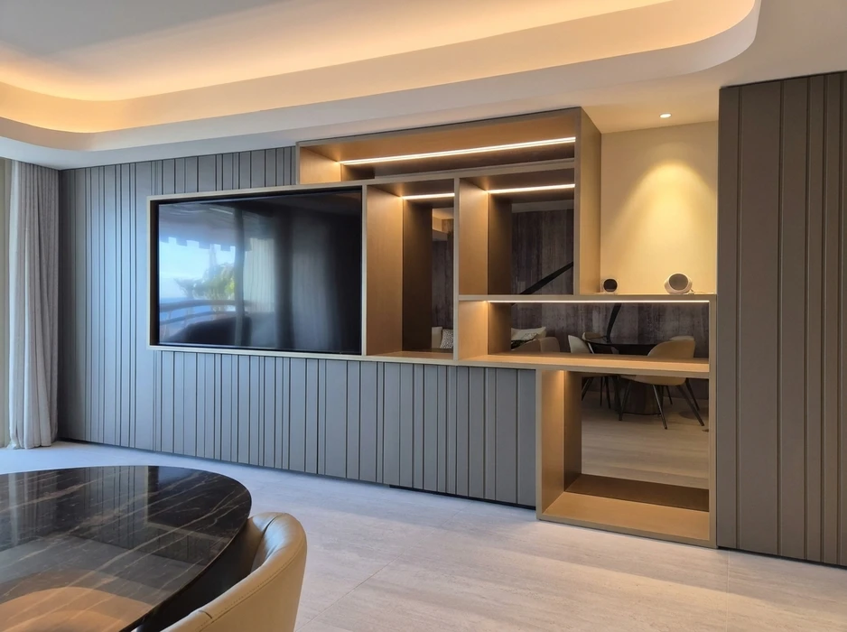 Salon moderne avec meuble TV intégré en bois naturel et panneaux muraux à lames grises