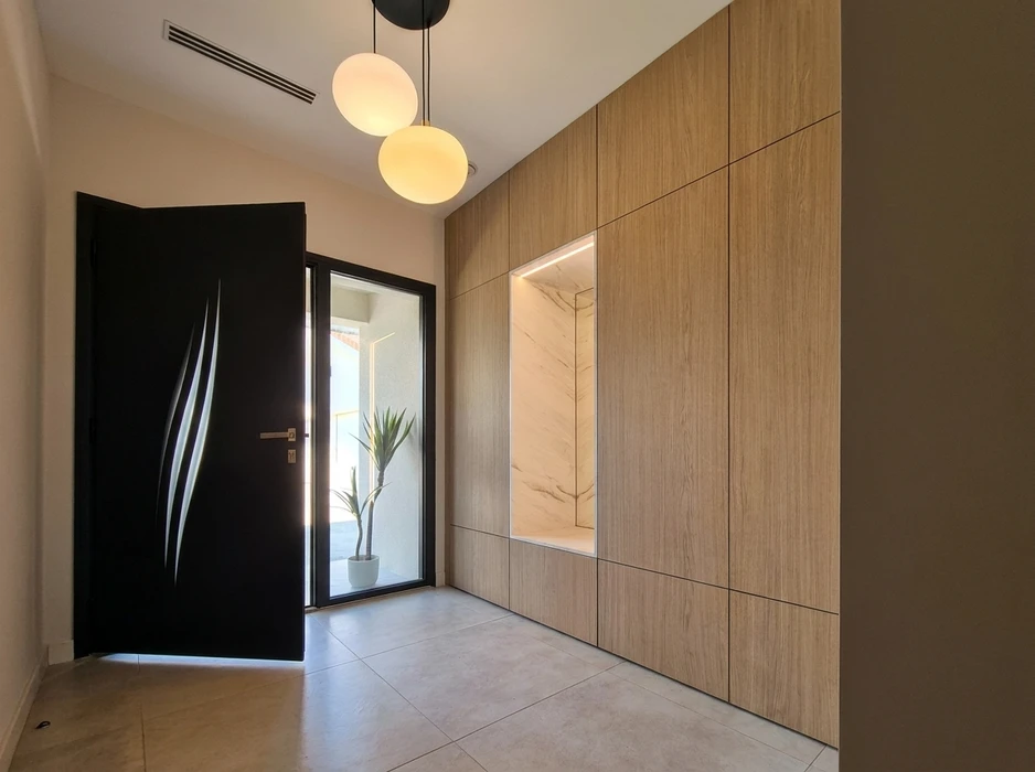 Entrée moderne avec sol en carrelage grand format gris