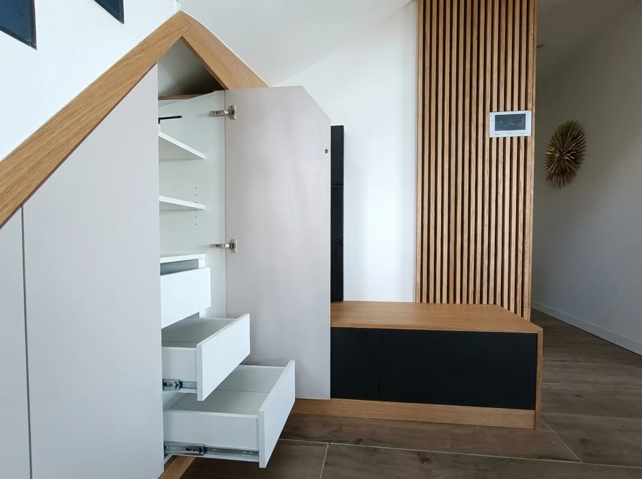 Aménagement sous escalier sur mesure, meuble entrée moderne