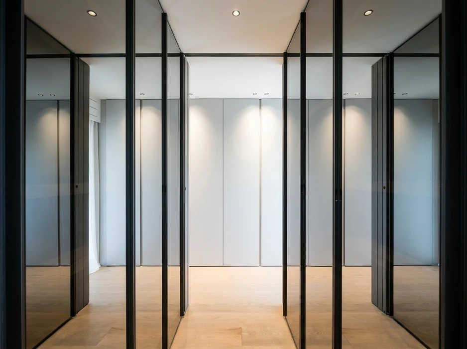 Espace intérieur vide, cloisons vitrées à cadres en acier noir mat, panneaux de verre transparents et dépolis