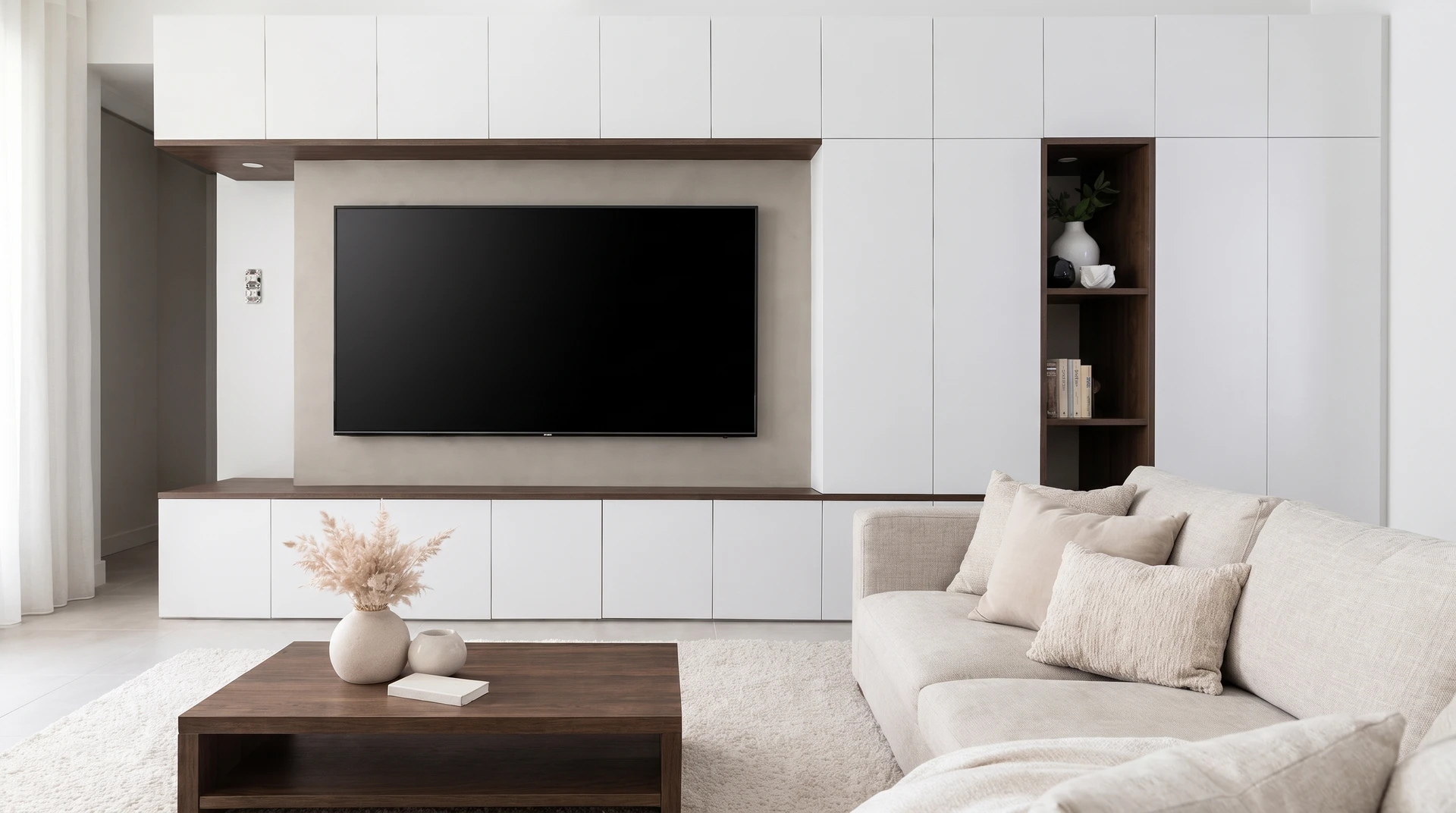 Salon moderne avec canapé bleu clair, meuble TV en bois clair et blanc, écran plat monté, mur texturé anthracite éclairé par spots encastrés