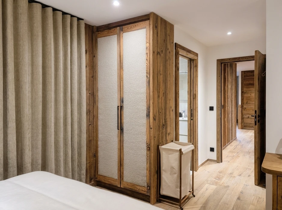 Cuisine moderne minimaliste avec façades de meubles gris mat, plan de travail stratifié décor bois clair