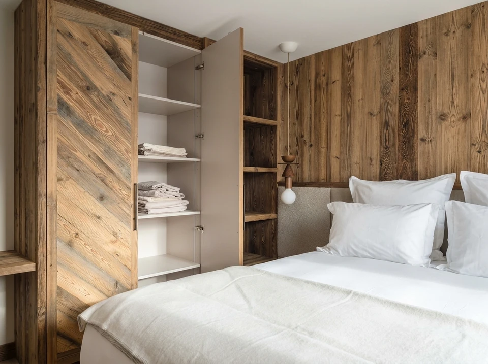 Salon moderne avec meuble TV intégré en bois naturel et panneaux muraux à lames grises