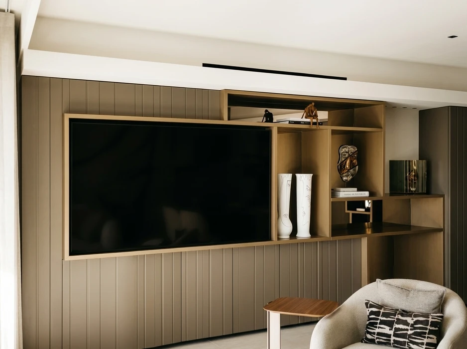 Chambre d'hôtel style chalet alpin, mur en vieux bois massif vertical, lit double blanc immaculé, armoire intégrée en bois brut avec portes coulissantes en planches obliques, intérieur laqué beige avec étagères blanches et linge plié