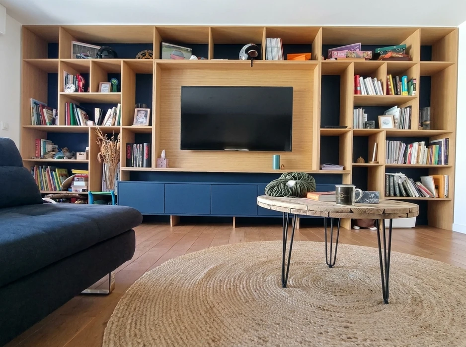 Appartement contemporain ouvert, cuisine dissimulée derrière une cloison coulissante grise à lames verticales