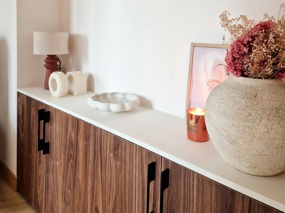Dressing intégré ouvert, finition bois clair chêne naturel