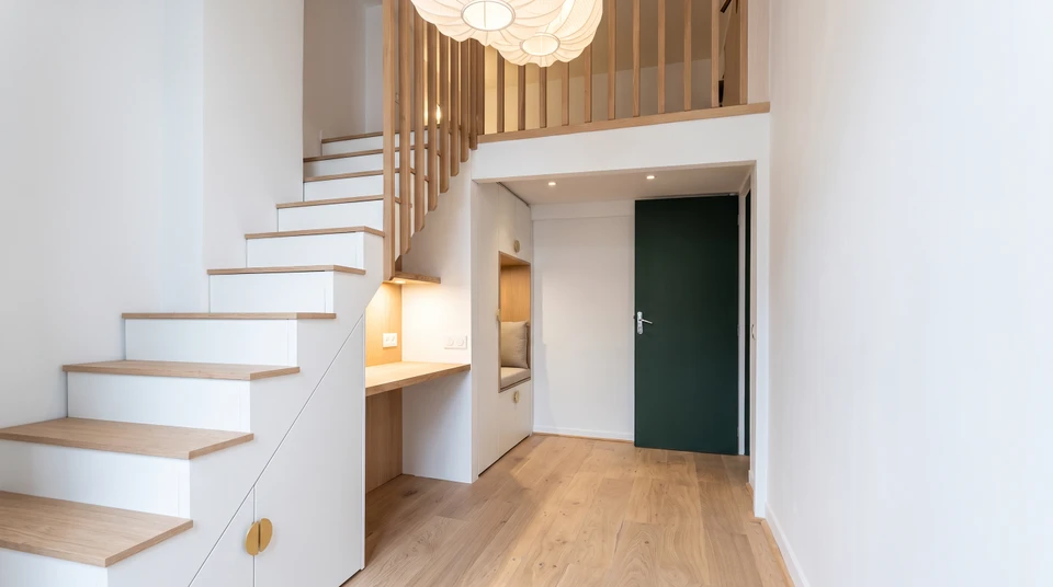 Entrée moderne avec placard encastré en bois chêne naturel, intégrant un miroir encadré rétroéclairé LED