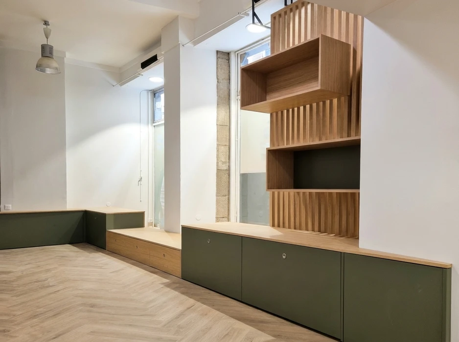 Rangement escamotable intégré dans une armoire, révélant un système d'étagères coulissantes en cascade