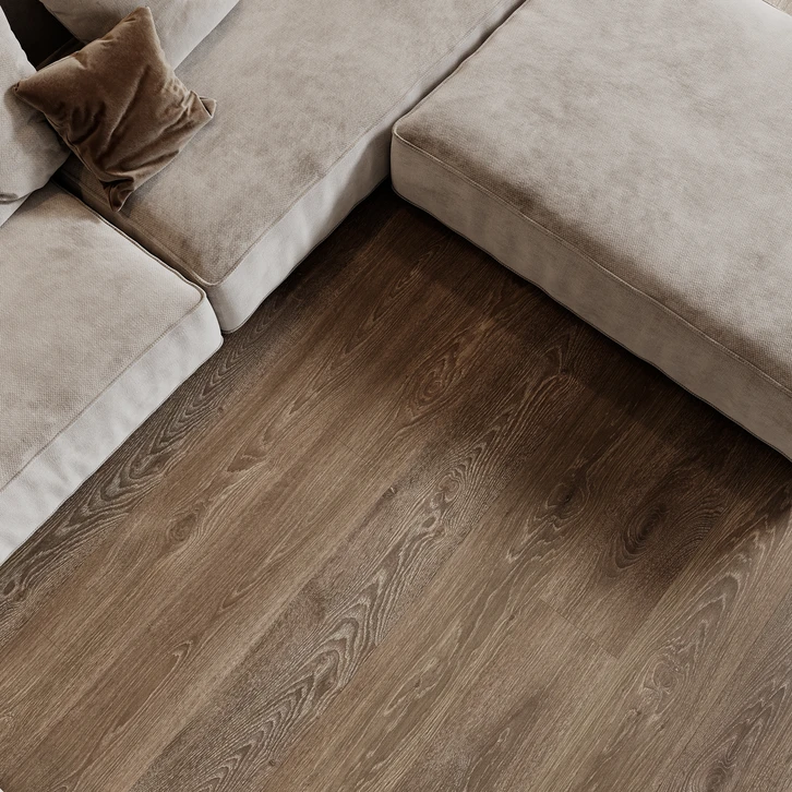 Intérieur résidentiel présentant un parquet en bois naturel disposé en motif chevron ou point de Hongrie