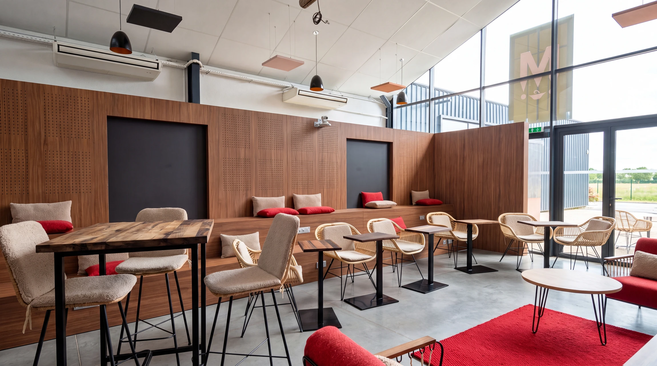 Photographie profesionnelle d'un projet d'aménagement de restaurant ou hôtel haut de gamme: espace de restauration lumineux avec mobilier sur mesure en bois naturel (noyer ou chêne), tables et assises intégrées, panneaux muraux en bois modulable, sol en béton ciré ou parquet, éclairage design encastré. La scène doit incarner une réalisation custom haut de gamme pour client professionnel, sans présence de personne.