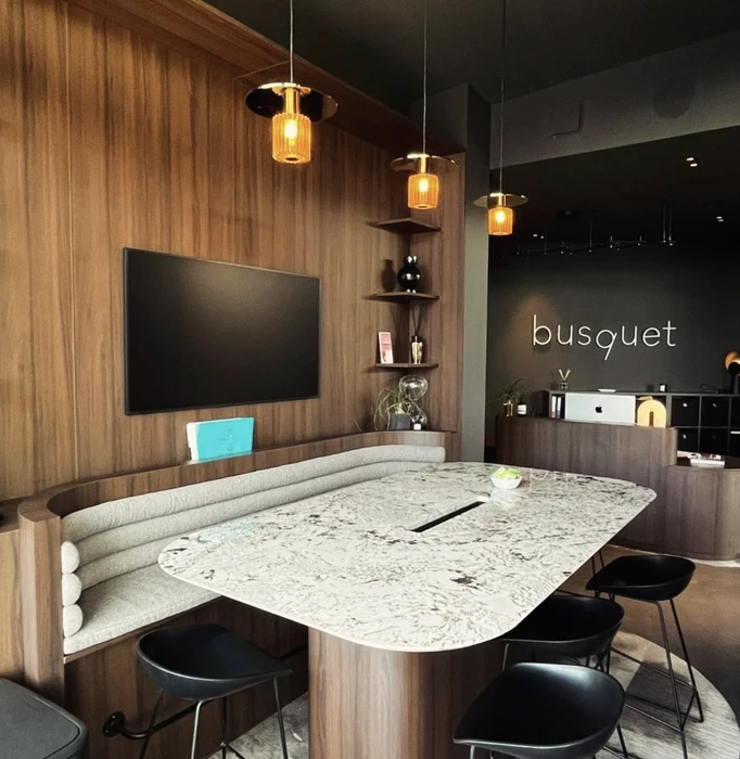 Aménagement intérieur contemporain avec mobilier sur mesure