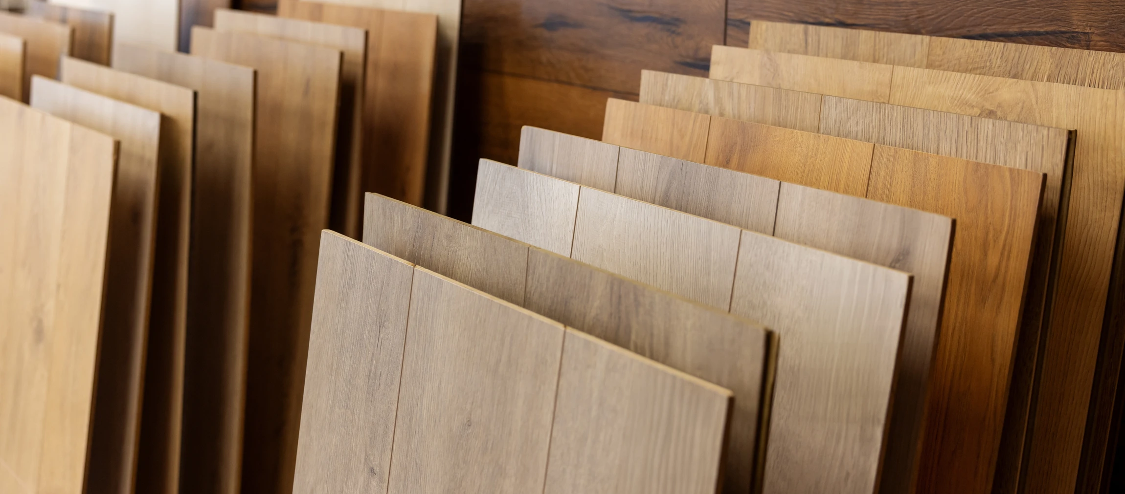 Surface en bois clair composée de planches horizontales assemblées, présentant un grain fin et uniforme